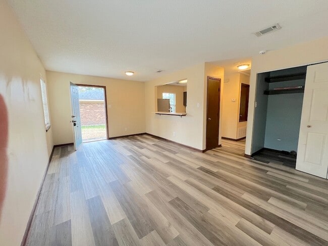 Building Photo - 23 Kandlewood Dr