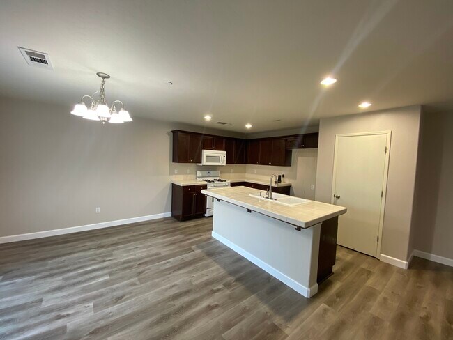 Building Photo - 450 Topanga Ct