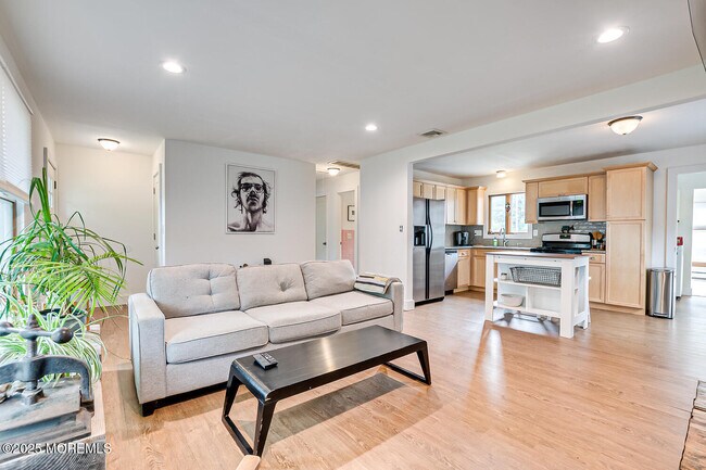 Building Photo - 1331 Sunset Ave