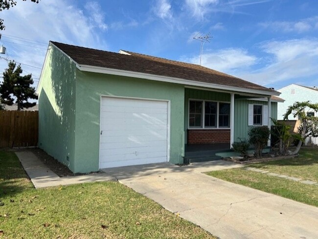 Building Photo - Home with Great Outdoor Space!