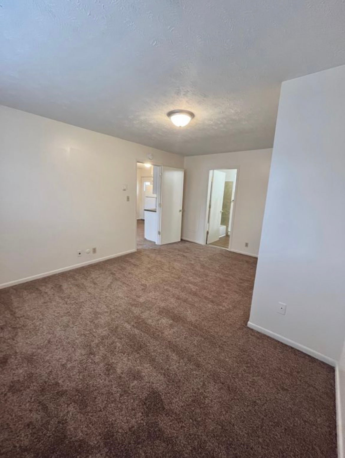 Building Photo - 400 W 7th St