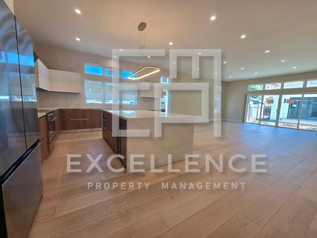 Building Photo - Brand New Build 5/5 Home & 2/2 Cottage - C...