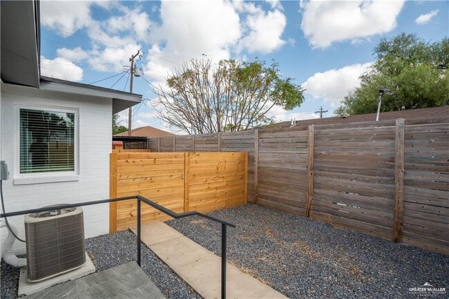 Building Photo - 17 Redwood Ave