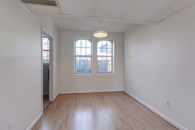 Building Photo - 1733 N Queens Ln