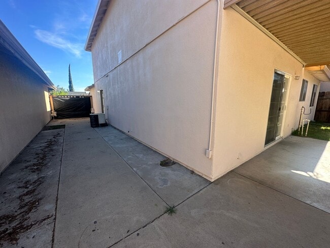Building Photo - 560 Clover Dr