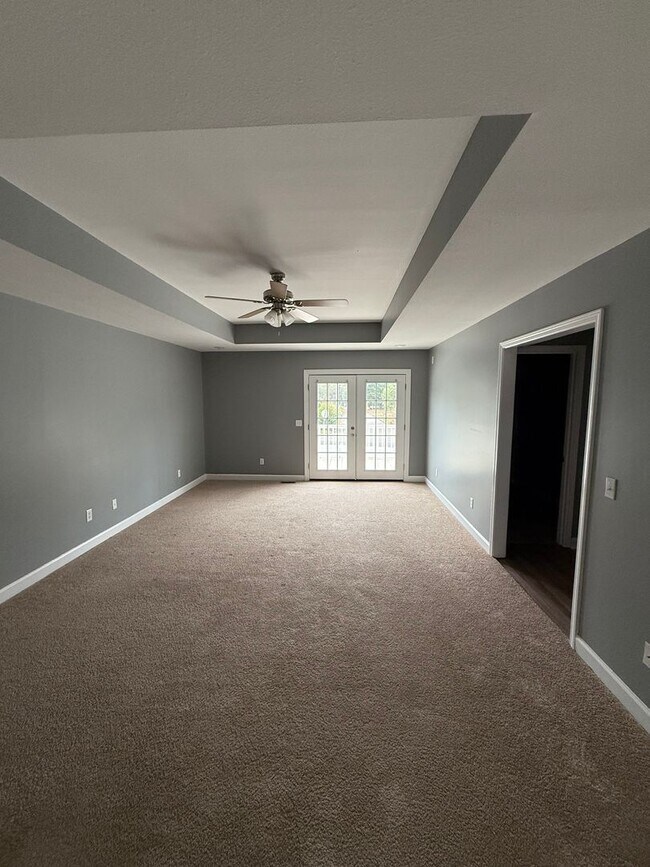 Building Photo - Available NOW -111 Peregrine Way