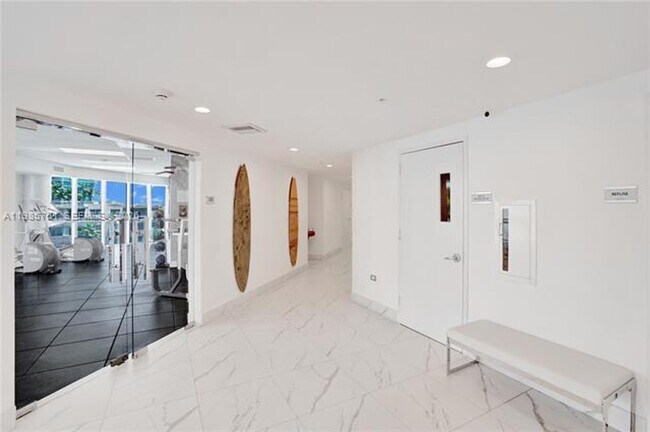 Building Photo - 480 NE 30th St