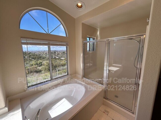 Building Photo - 564 Vista Miranda