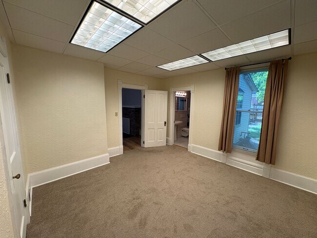 Building Photo - 4 bedroom 2 bathroom Historic Home Downtown Manhattan KS