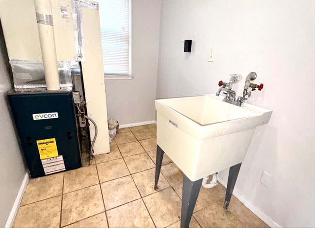 Building Photo - 11260 Fisher Ave