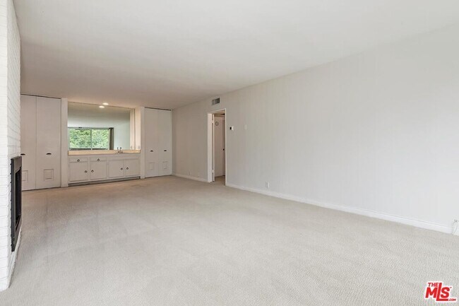 Building Photo - 809 S Bundy Dr