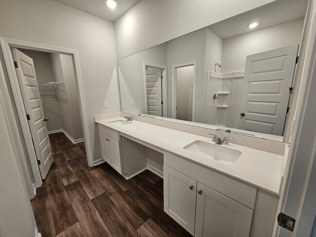 Building Photo - 5 Bedroom/ 2.5 Bath in Waterfall Village