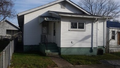 Building Photo - Two Bedroom One Bath Newly Renovated Charleston Home