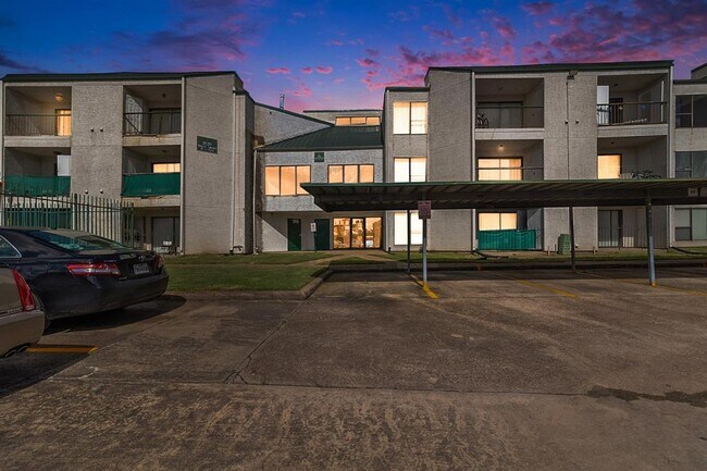 Building Photo - 2826 S Bartell Dr