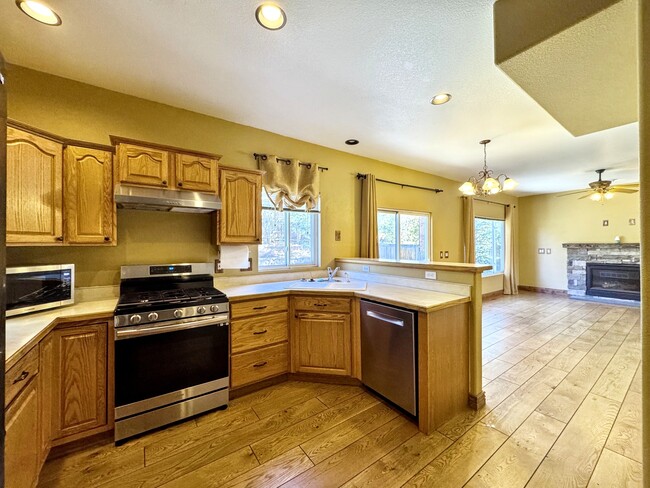 Building Photo - 6674 Chantilly Pl