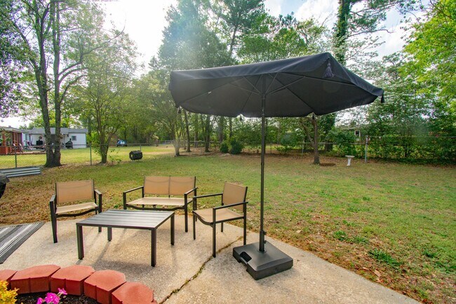 Building Photo - Coming Soon! 4 Bedroom 2 Bathroom Home: Pets Okay!