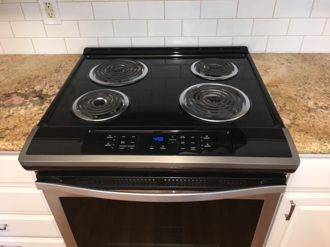 Four burner electric cooktop - 15026 Camden Ave