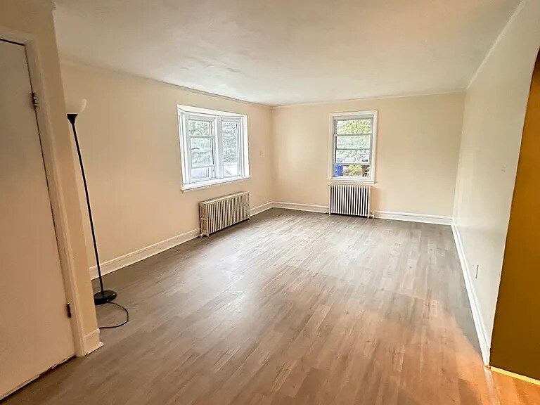 Living room - 158 Edgemere Ave