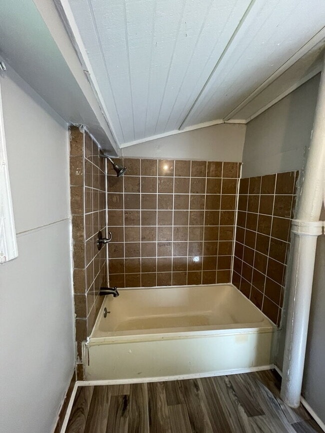 Building Photo - 419 Douglas St