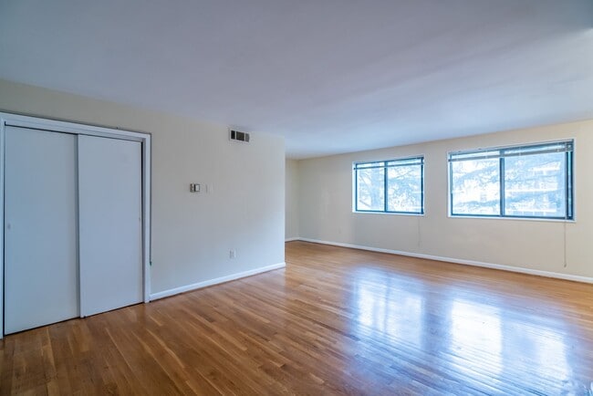 Building Photo - Rare Large Efficiency (552 Sq Ft) Close To...