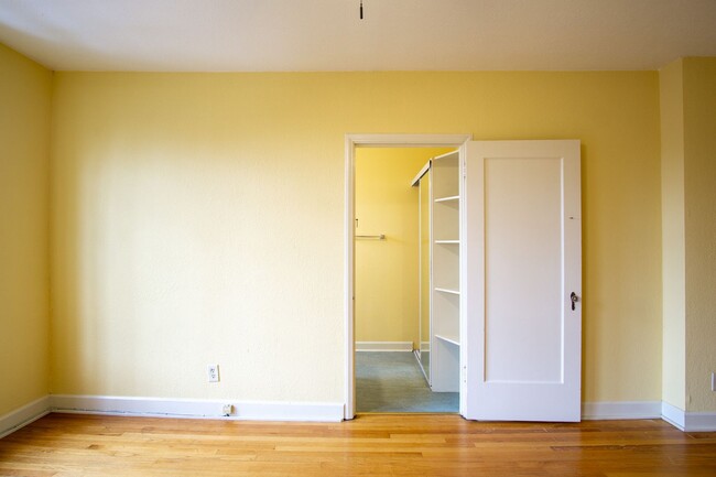 Building Photo - RARE Availability: Stunning Studio on Miss...