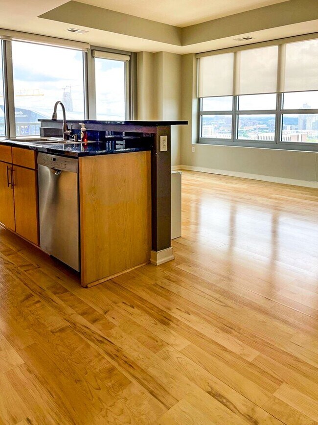 Building Photo - 21st Floor Corner Unit | Downtown Luxury Living w/ Balcony, Parking & Amenities