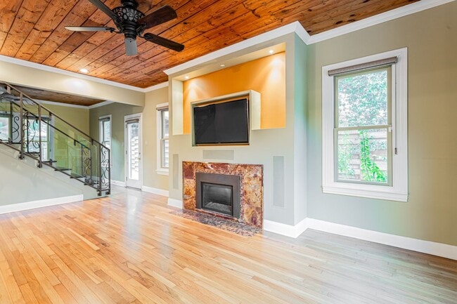Building Photo - Charming 3 Bed / 2.5 Bath Two-Story Home!