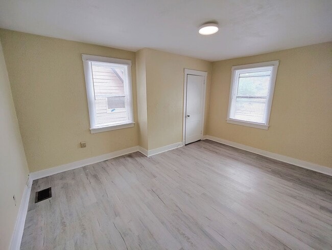Building Photo - *Spacious & Updated 3BD/1BA Single-Family Home Available in Brookline*