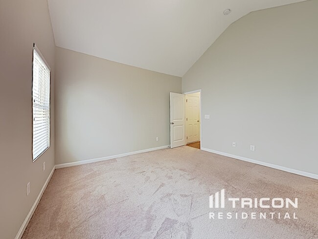 Building Photo - 347 Hawthorn Dr