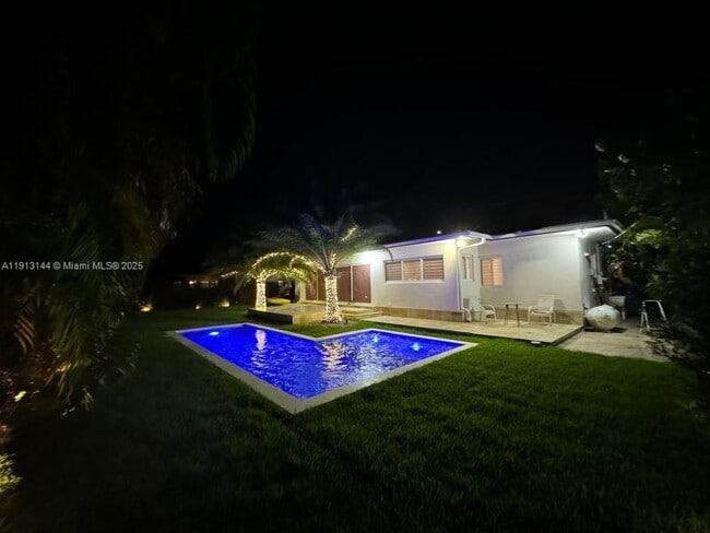 Building Photo - 2421 NE 7th Pl