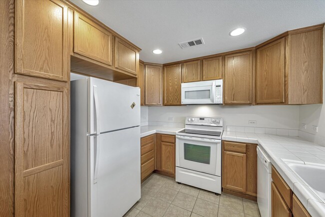 Building Photo - Light and Bright 1 Bedroom Condo with Park...