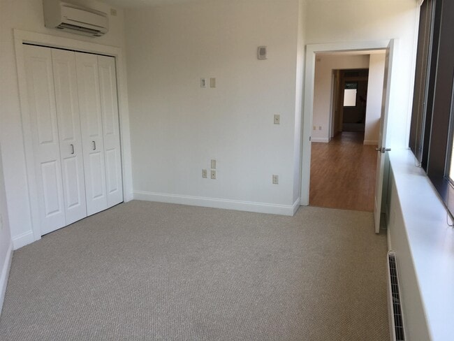 Building Photo - 875 Elm St