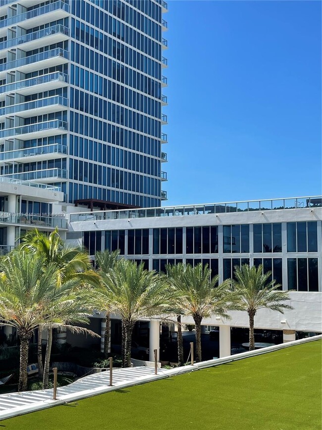 Building Photo - 6801 Collins Ave