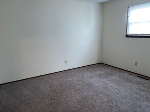 Building Photo - 3 BEDROOM 1.5 BATHROOM TOWNHOUSE FOR RENT