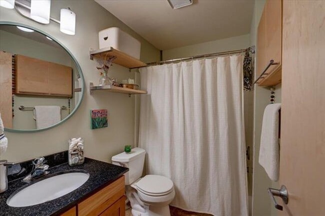 Building Photo - 2 Bedroom with Den