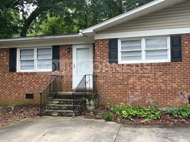Primary Photo - Lovely 2 Bedroom 1 Bath Home