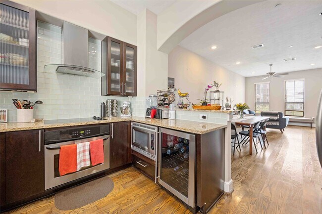 Building Photo - 2110 Shearn St