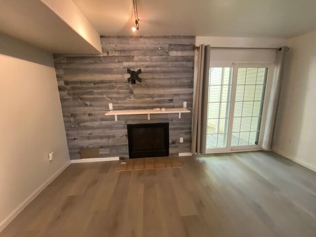 Building Photo - 2 Bedroom Townhome Near Buckley Air Force Base