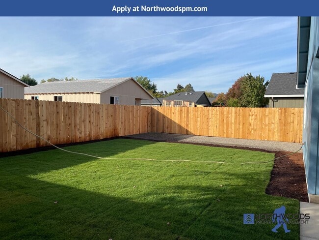 Building Photo - Newer 3 Bedroom 2 Bath Home-Large Fully Fenced Back Yard.