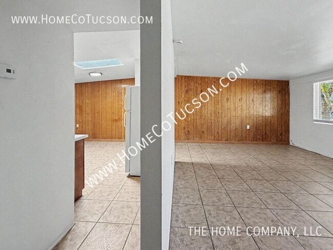 Building Photo - 1430 E Iowa Dr