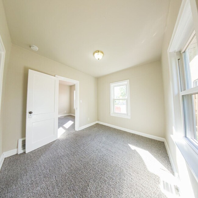 Building Photo - 1001 Maish Ave