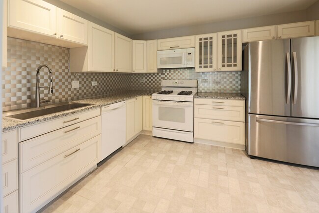 Building Photo - 329 Redwing Dr