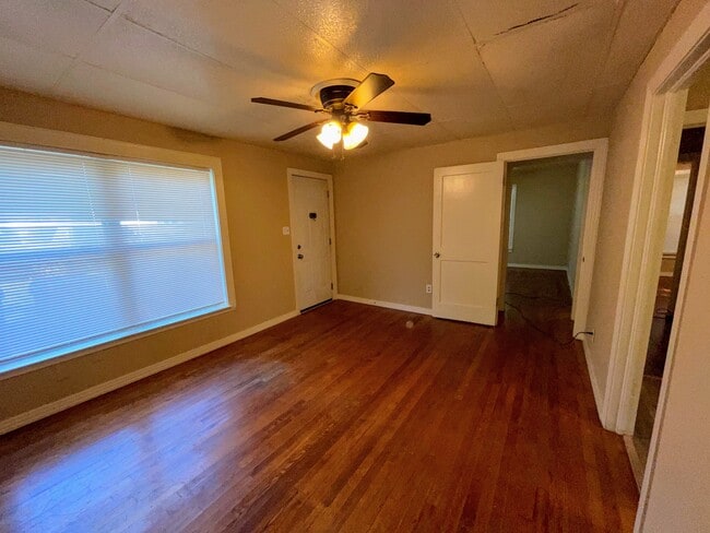 Building Photo - 2425 Bolivar St