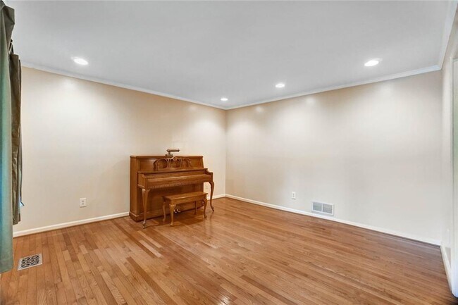Building Photo - 295 Oakmere Rd