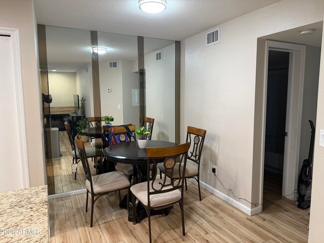 Building Photo - 533 W Guadalupe Rd