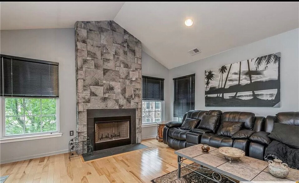 Building Photo - 115 Chariot Ct
