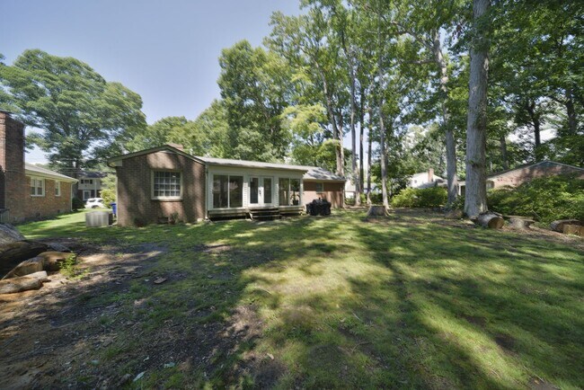 Building Photo - 228 Shadywood Dr