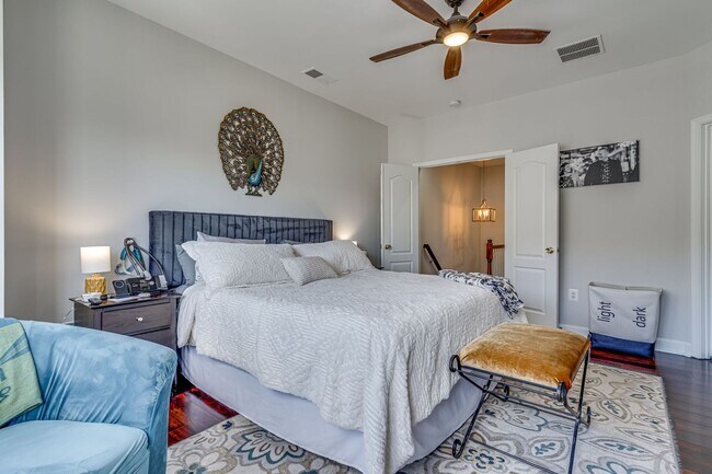 Building Photo - Belmont Bay Beauty! Three level two car ga...