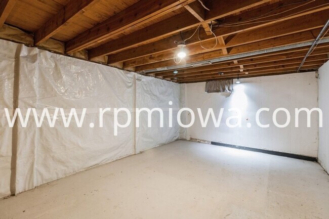 Building Photo - 215 NW Arlan Dr