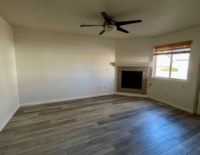 Building Photo - Adorable 3 story, 3BR/3.5BA Townhome w/ detached garage!